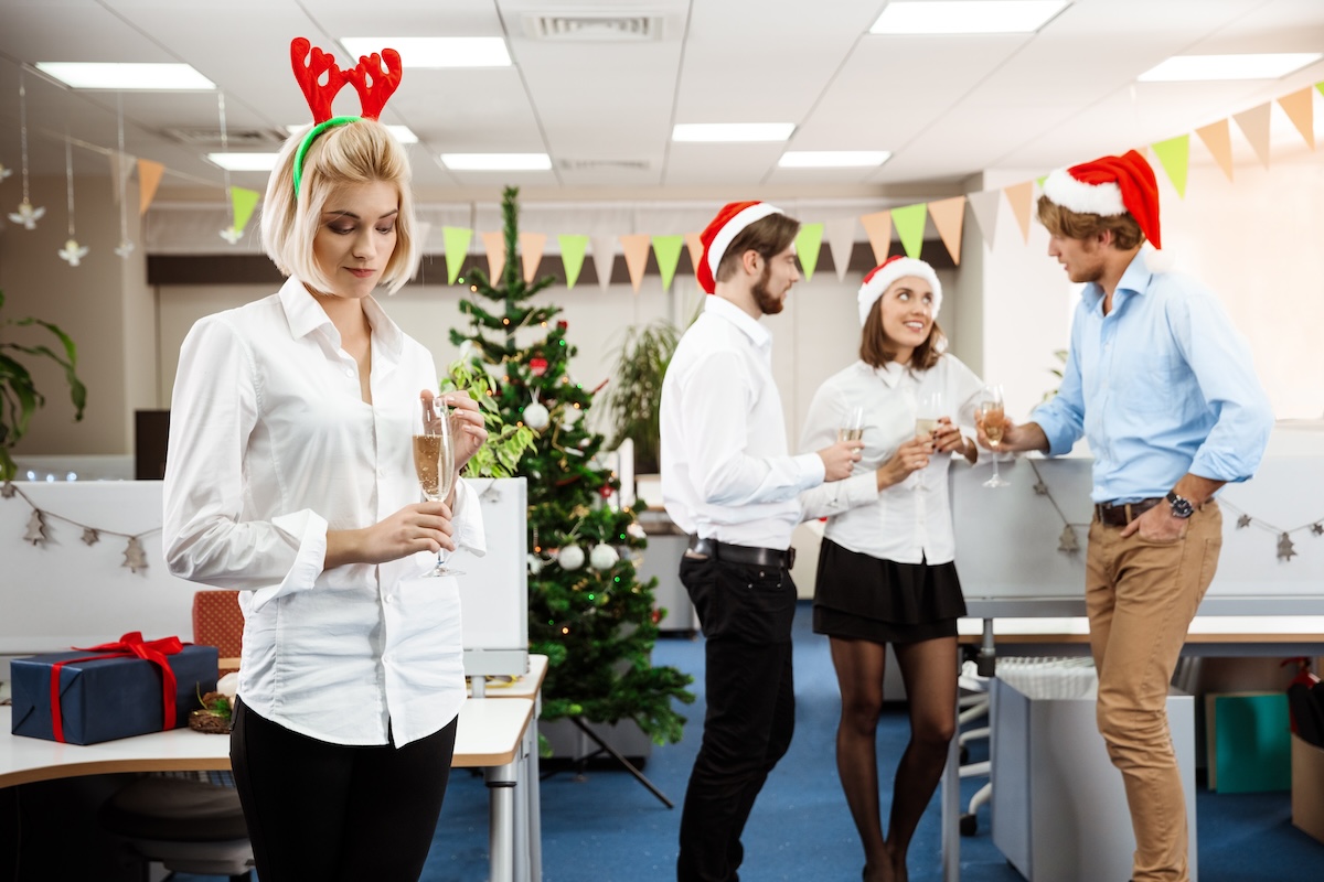 Hogyan viselkedjünk egy karácsonyi céges buliban?